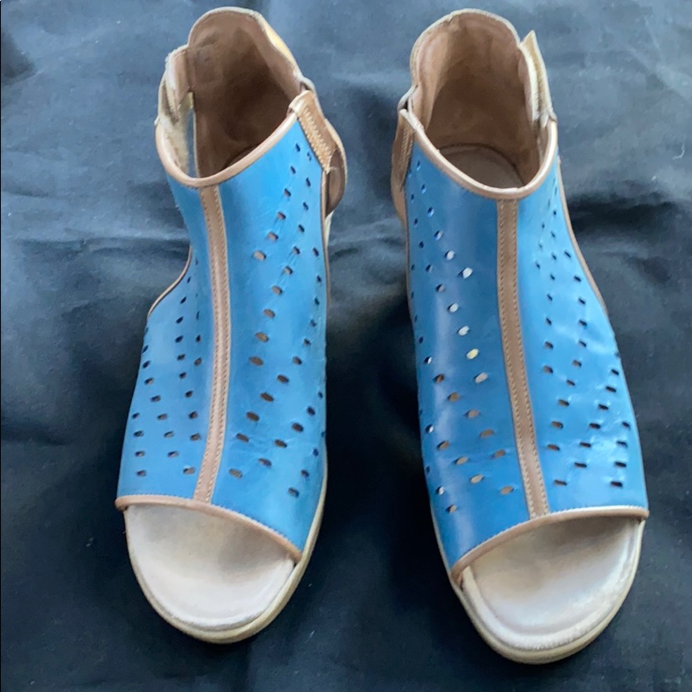 2 inch heel Naot sandals Velcro closure